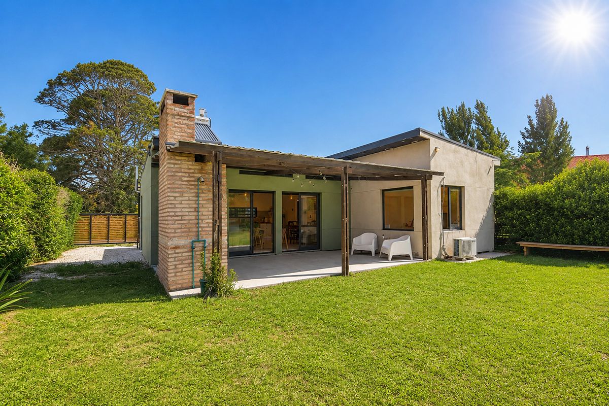 Casa en venta en Acantilados, Mar del Plata, sobre lote propio de 562 m² con gran parque